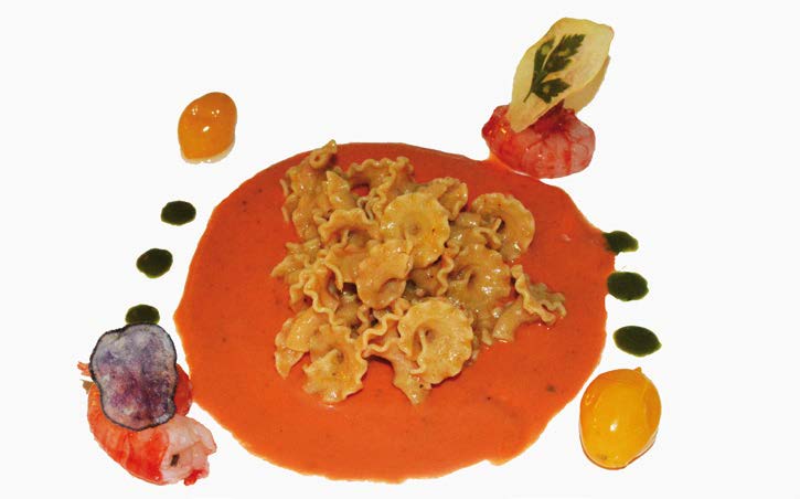 Gigli di legumi con gamberi rossi e zenzero su gazpacho di pomodoro marinato al basilico