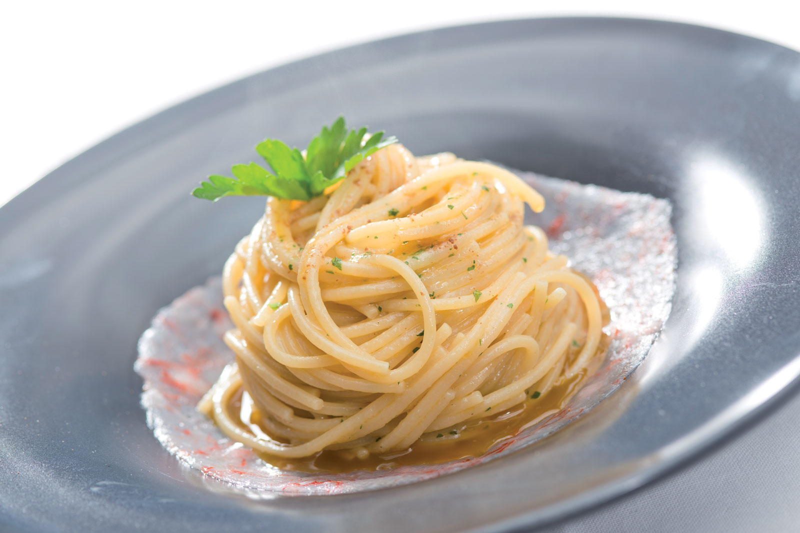 Spaghettone aglio, olio e peperoncino, battuto di gamberi e bottarga di tonno